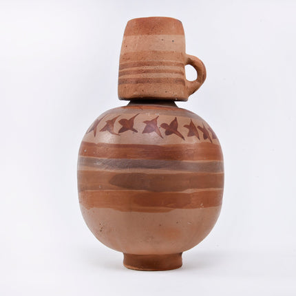 Tinaja de barro natural con vaso