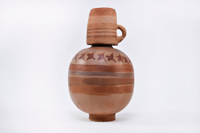 Tinaja de barro natural con vaso