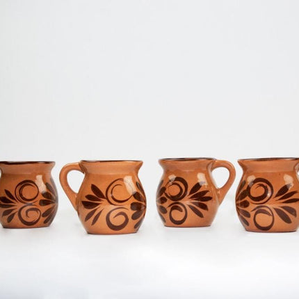 Tazas de barro almendra café