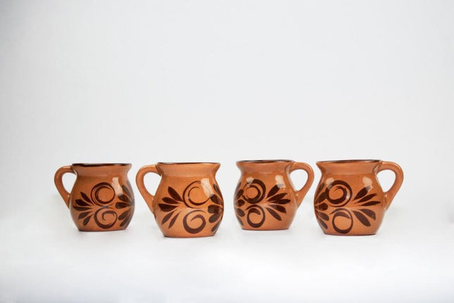 Tazas de barro almendra café