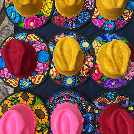 Sombrero Bordado de Gamuza Laura