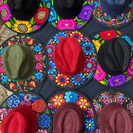 Sombrero Bordado de Gamuza Laura
