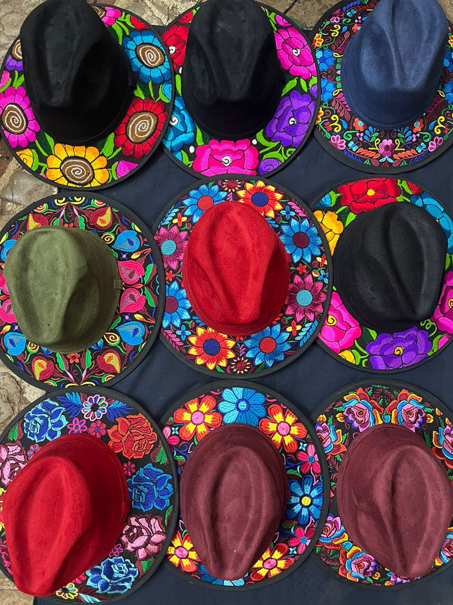 Sombrero Bordado de Gamuza Laura