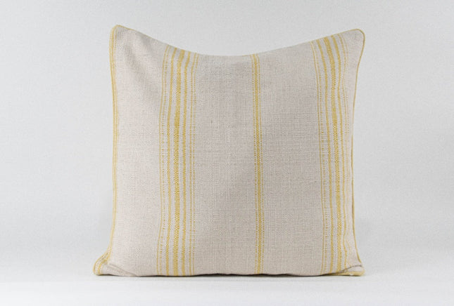 Cojín decorativo beige con rayas amarillas — MODELO #040411