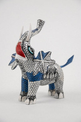 Alebrije de elefante tallado en madera de pino MODELO #090308