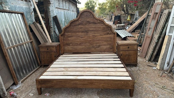 Cama con cabecera tallada en arco de madera de pino MODELO #1114