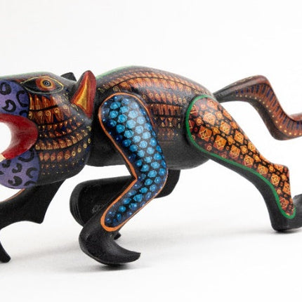 Alebrije de pantera tallada en madera de pino MODELO #090302