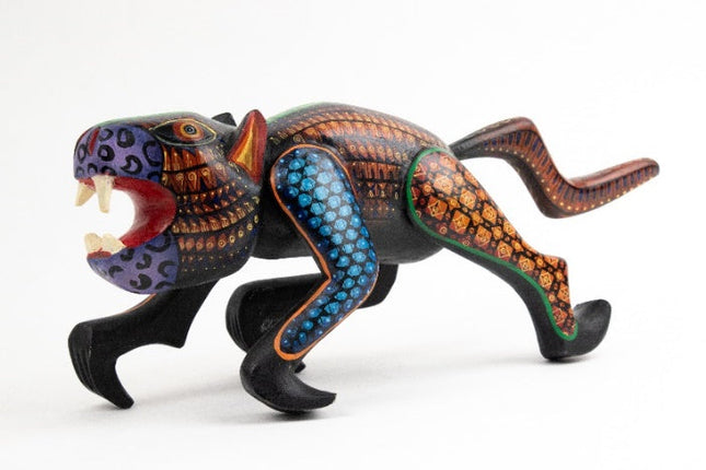 Alebrije de pantera tallada en madera de pino MODELO #090302